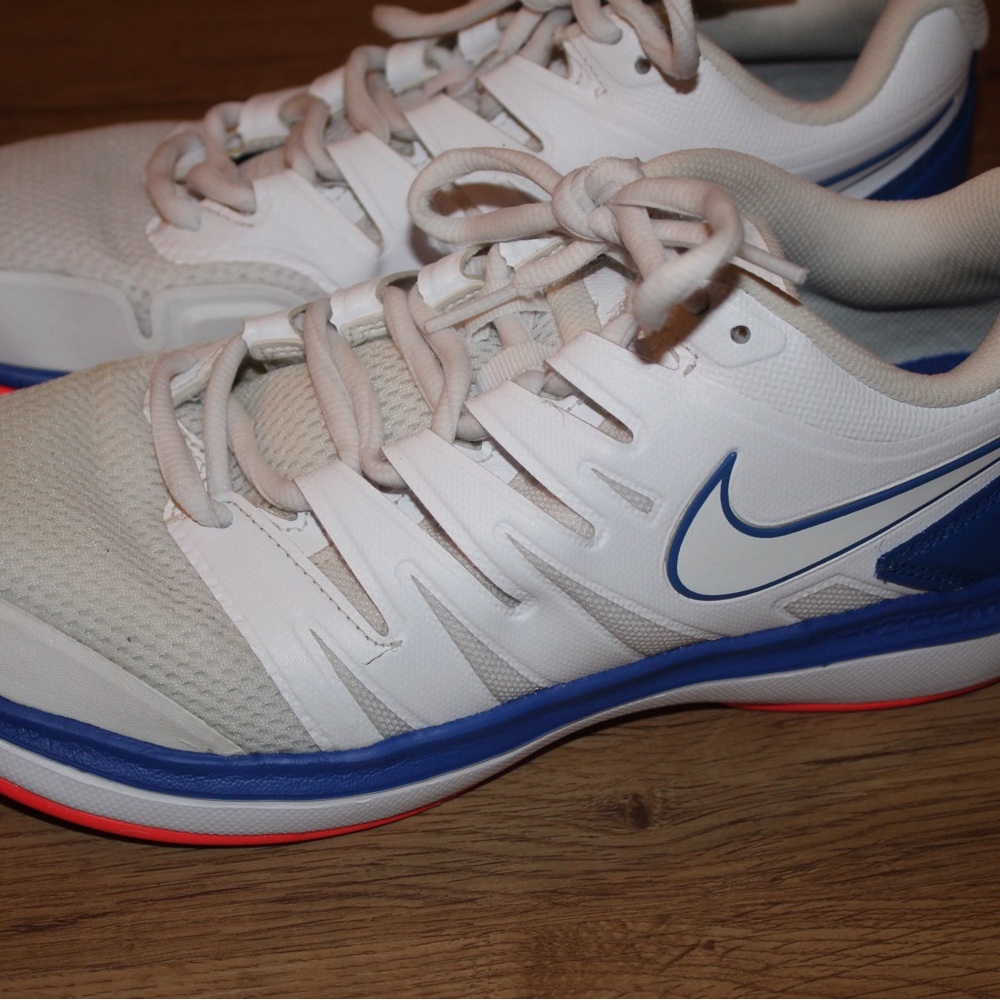 Nike Men's White and Blue Athletic Sneakers